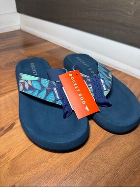 NWT Rocket Dog flip flops blue